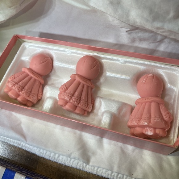 Vintage 1970s Avon little choir boys pink hostess soap NIB - Picture 5 of 5